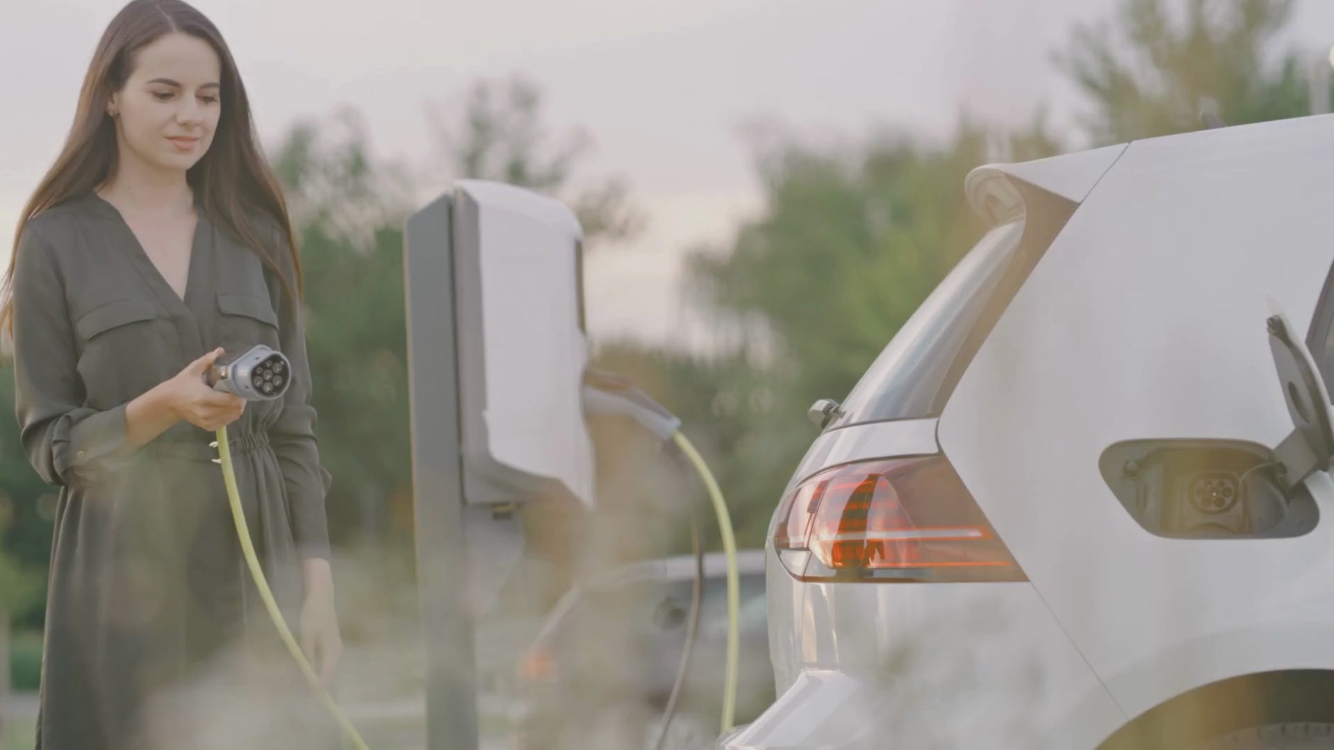 Prenesi video: punjači za električne automobile punjači za električne automobile punjači za električne automobile 3 punjača práce taxi wallbox alfen autel alpitronic kempower electrokinesis u Grčkoj pouzdani trofazni punjači monofazni punjači brzo punjenje BYD hundai ioniq bmw mini cooper electric